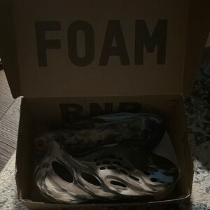 Foam Runners in Black and Tan